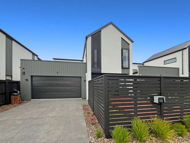 ST ALBANS - EXECUTIVE TOWNHOUSE, THREE BEDROOMS, DOUBLE GARAGE