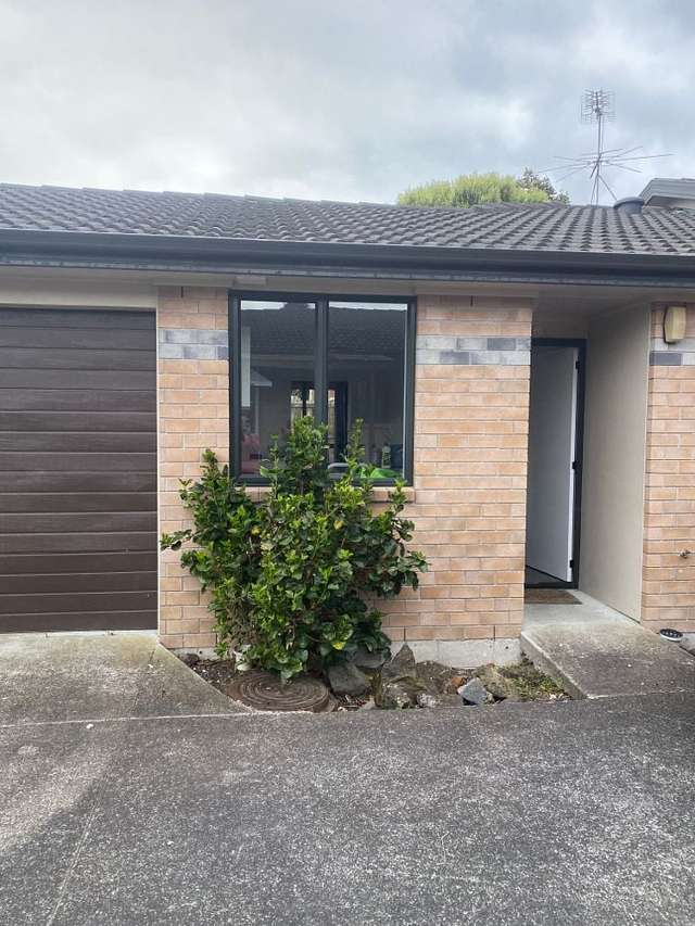 2 bedroom unit close to Mt Albert train station