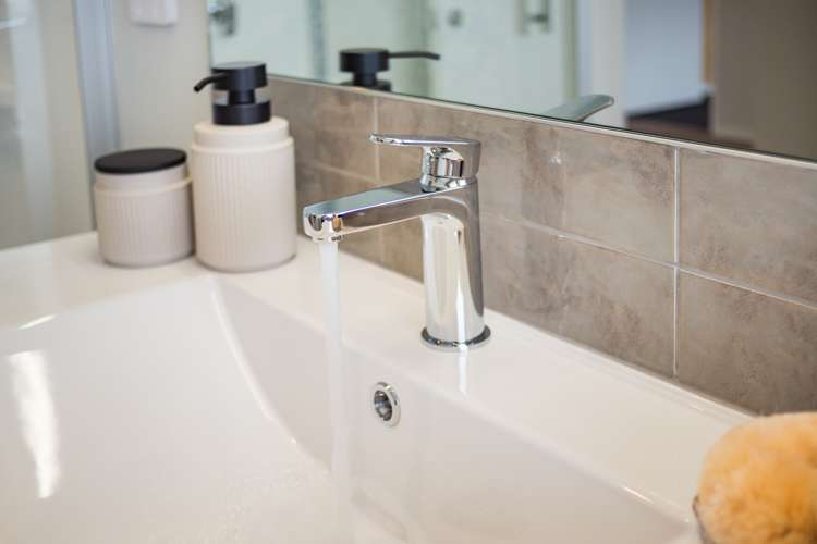 6 Roots Street East Feilding_15