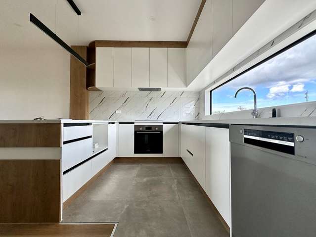 3-Bed Triple Ensuite+Study in CENTRAL Henderson