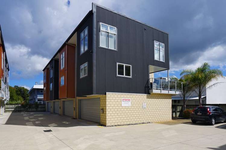2/9 Vialou Street Hamilton Central_11