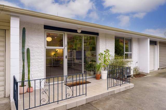 Stylish & Sunny with Garage & Off Street Parking