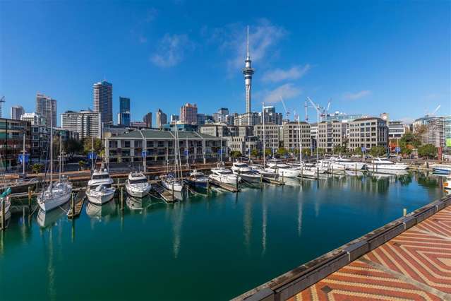 LIGHTER QUAY " STRATIS " COMFORTABLE WATERFRONT APARTMENT  WYNYARD QUARTER.