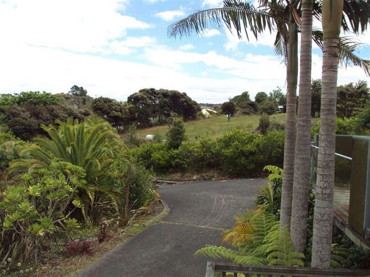 28 Russell Heights Russell_16