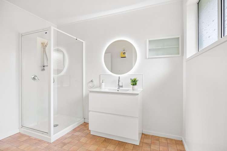 2/4 Aylmer Court Eastern Beach_13