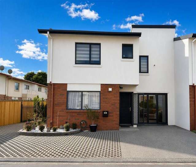 3 Bedrooms + Study Modern House In Ranui