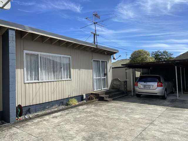 Spacious 1 bedroom unit in Pine Ave
