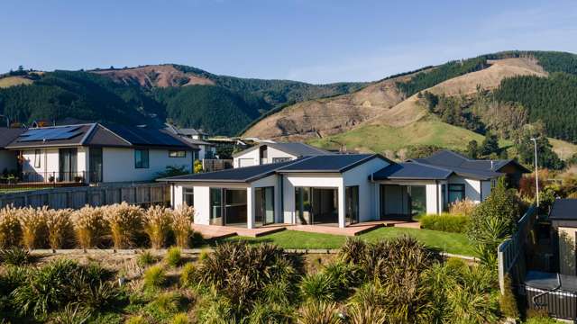 Stunning Sea & Rural Views with Large Kwila Deck