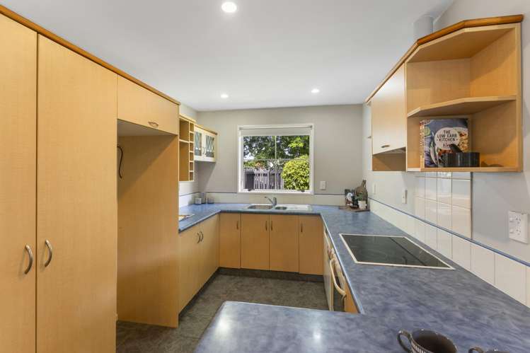 2 Delaware Crescent Russley_8