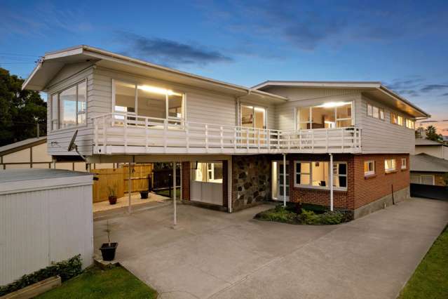 Expansive Family Living, Moments from Waiake Beach