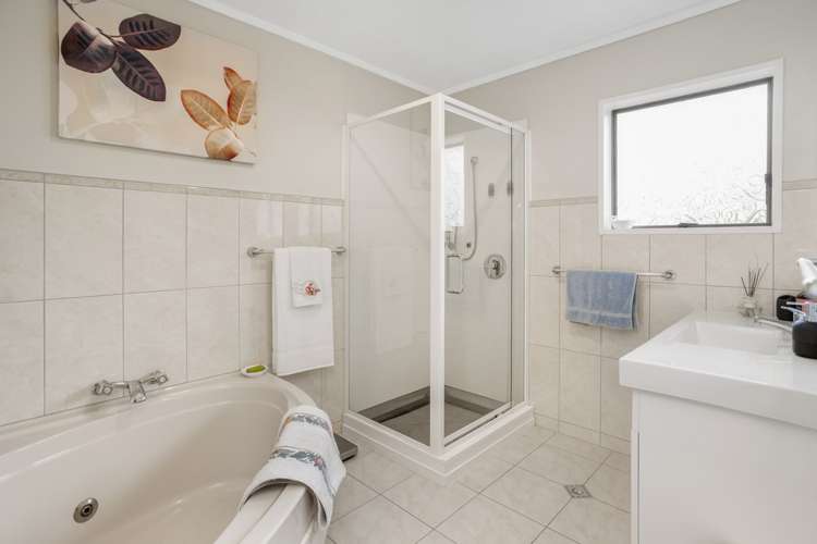 8 Paisley Street Mellons Bay_14