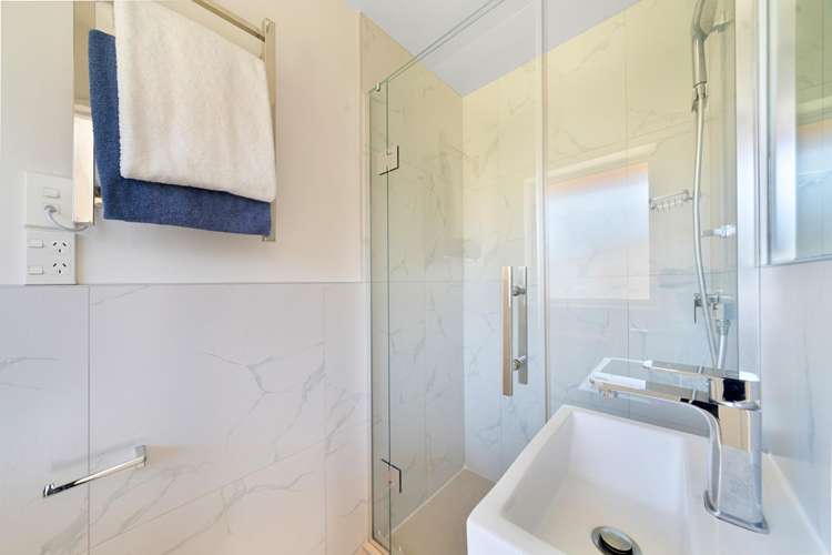 81 Bordeaux Parade Te Atatu South_15