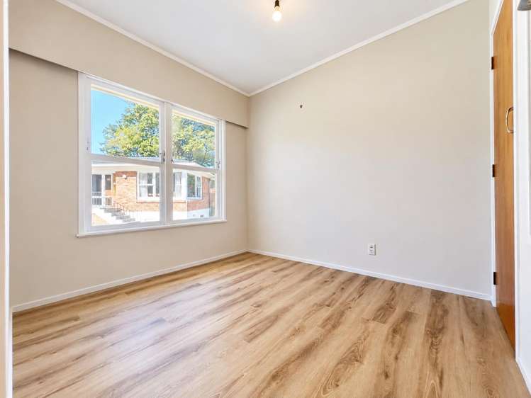 2/53 Ayton Drive Totara Vale_5