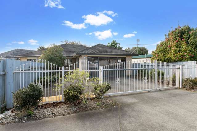 Brick & Tile Beauty , Double Internal Garage!
