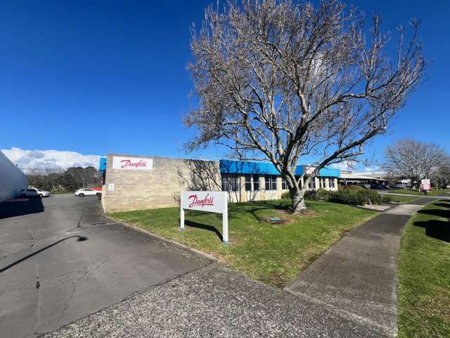 Large Yard and Warehouse in Pakuranga