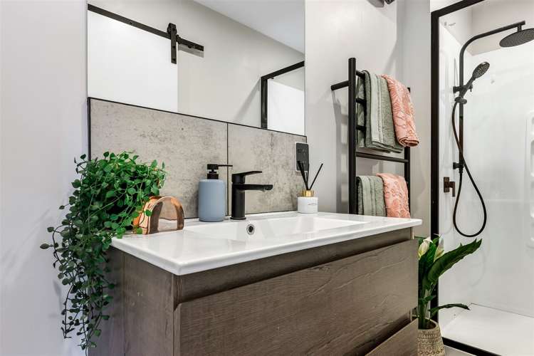 70 Woodbury Street Russley_7