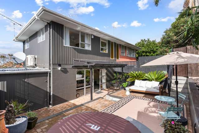 ENTERTAIN & RELAX ON THE SLOPES OF ONE TREE HILL!