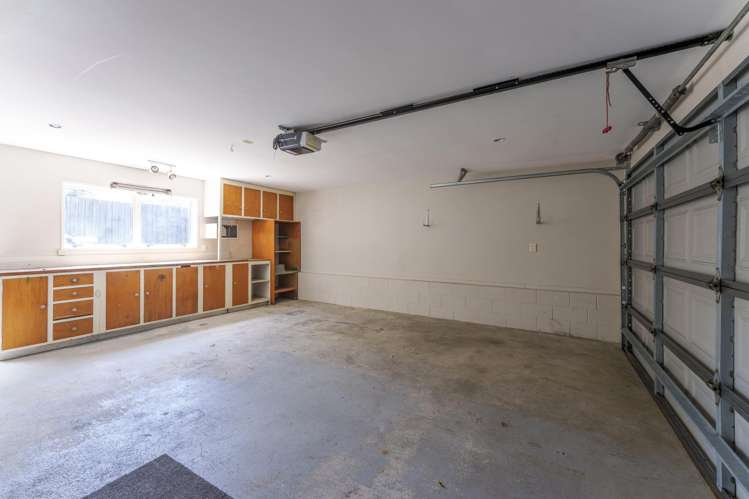 2 Delaware Crescent Russley_19