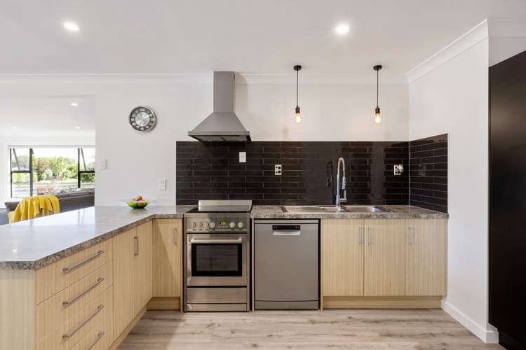 9 Shadbolt Drive Leamington_5