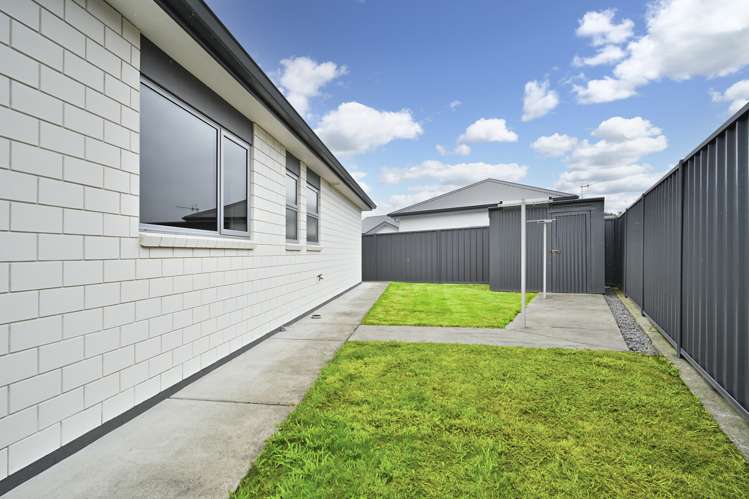 10 Sixty Mile Close Frimley_16