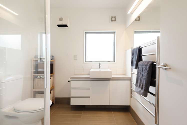 1 Saddleback Grove Karori_12