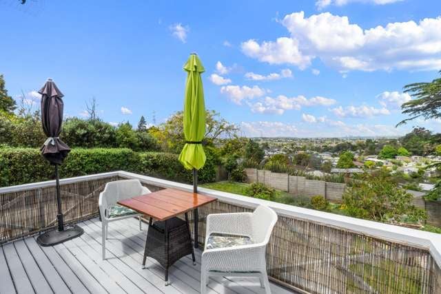 Brick & Tile - Extensive views, big lawn