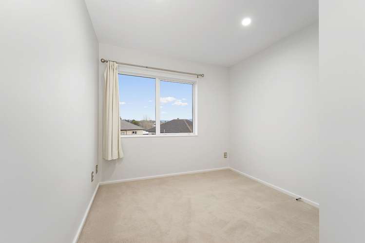 77 Bordeaux Parade Te Atatu South_11