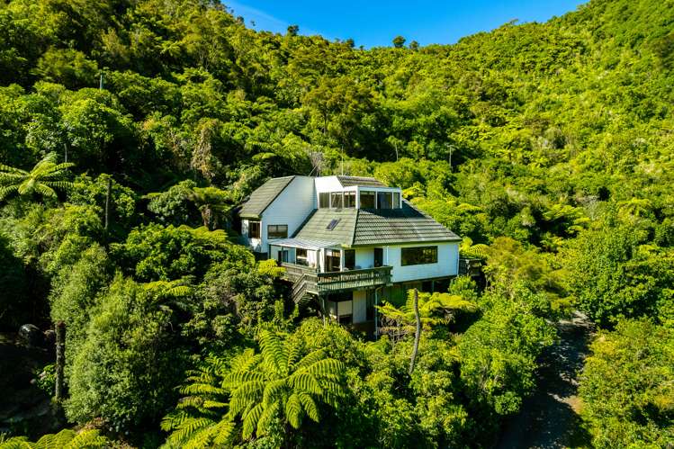 2391 Queen Charlotte Drive Anakiwa and Surrounds_17