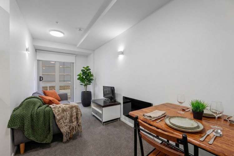 1P/135 Victoria Street West_0