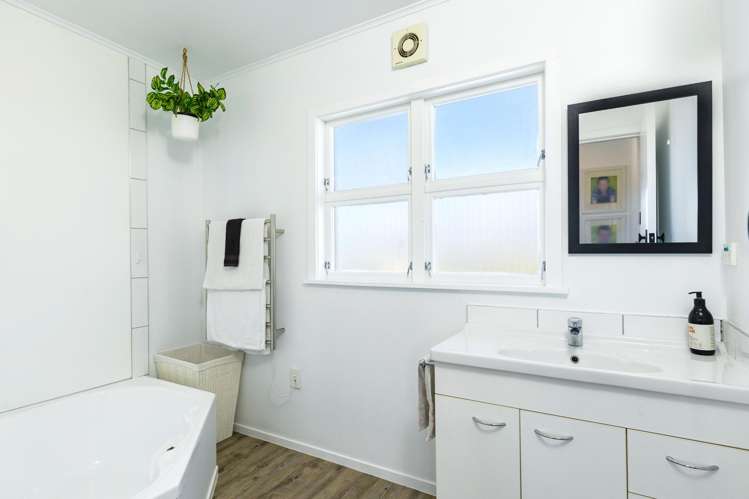 8 Newbourne Crescent Redwoodtown_17