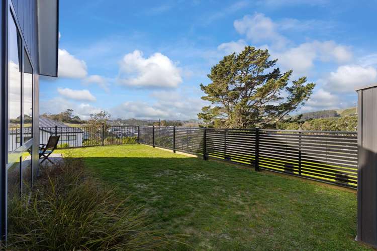 8 Hokioi Drive Kenepuru_11