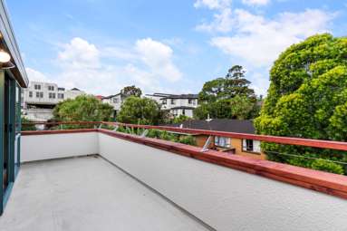 2/14 White Swan Road_4