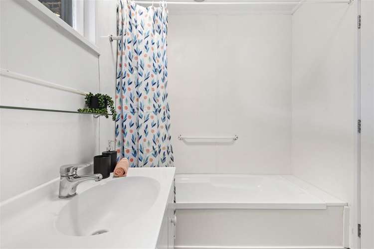 114 Lake Crescent Hamilton Lake_16