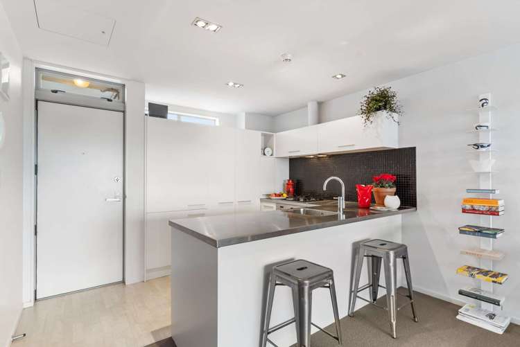 6V/435 New North Road Kingsland_6