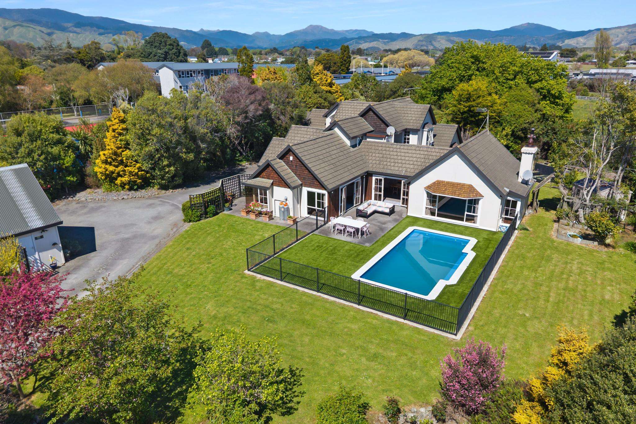 ‘I’ve got my eyes on a bigger House’: Politician lists her home while campaigning for election