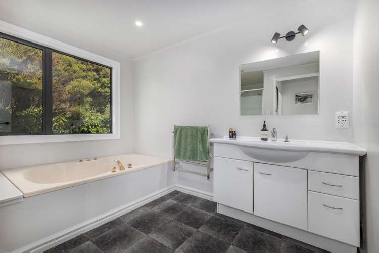 10 Kinloch Place Papakowhai_17