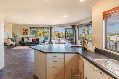 32 Ian Sage Avenue_2