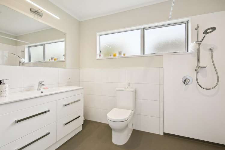 2A Mckeefry Grove Tawa_11