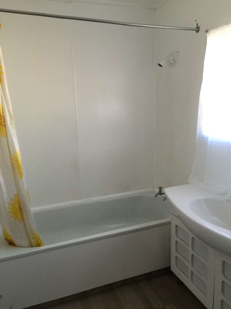 1/11 Frobisher Way Clendon Park_9