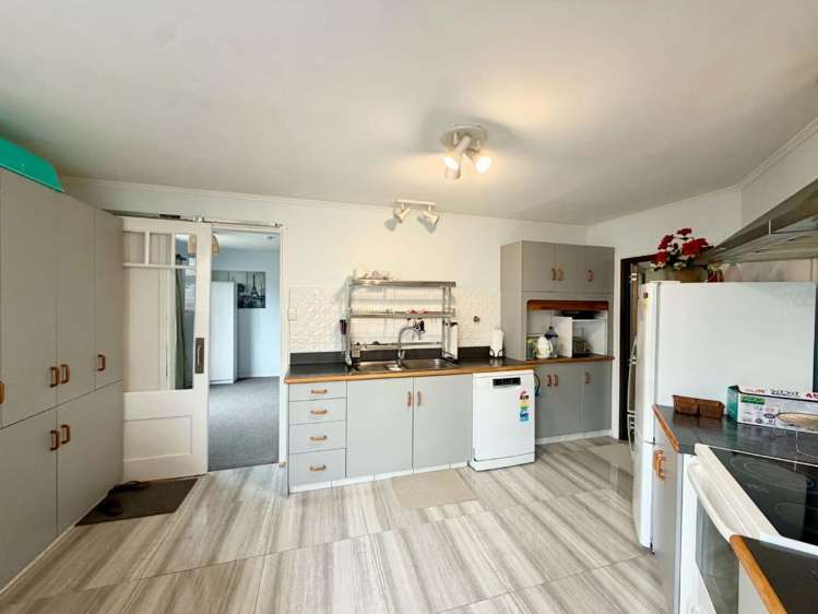 161 Parklands Avenue 10825_6
