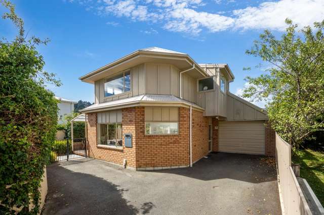 Executive Three Bedroom, Two Bathroom Home In The Wood