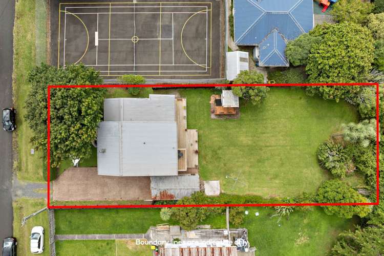 8 Lookout Drive Laingholm_12