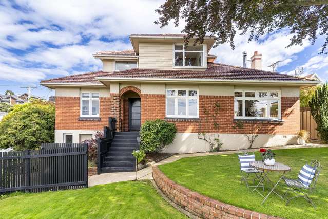 City views, timeless charm, Roslyn lifestyle