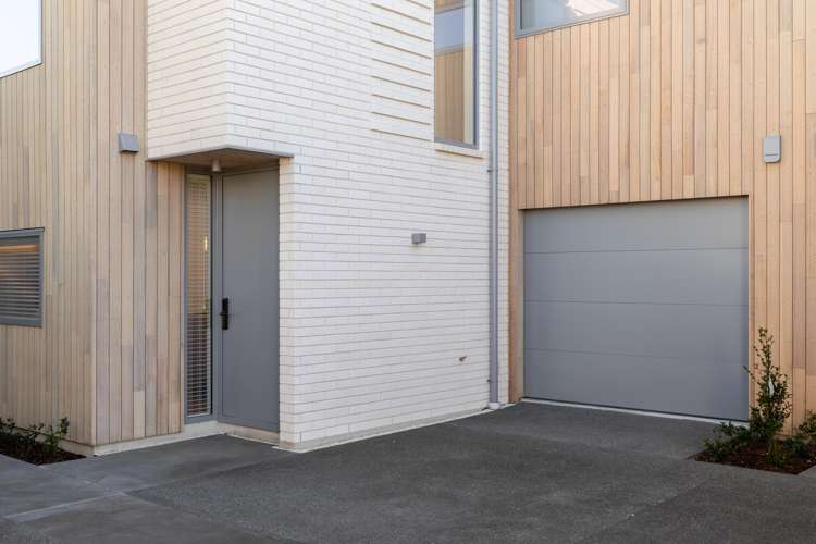 2/979 Colombo Street Saint Albans_1