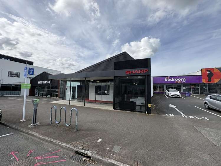 900 Victoria Street_0