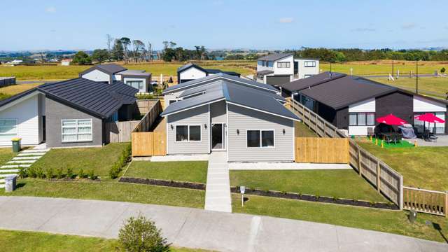 Stunning New Build in Clarks Beach