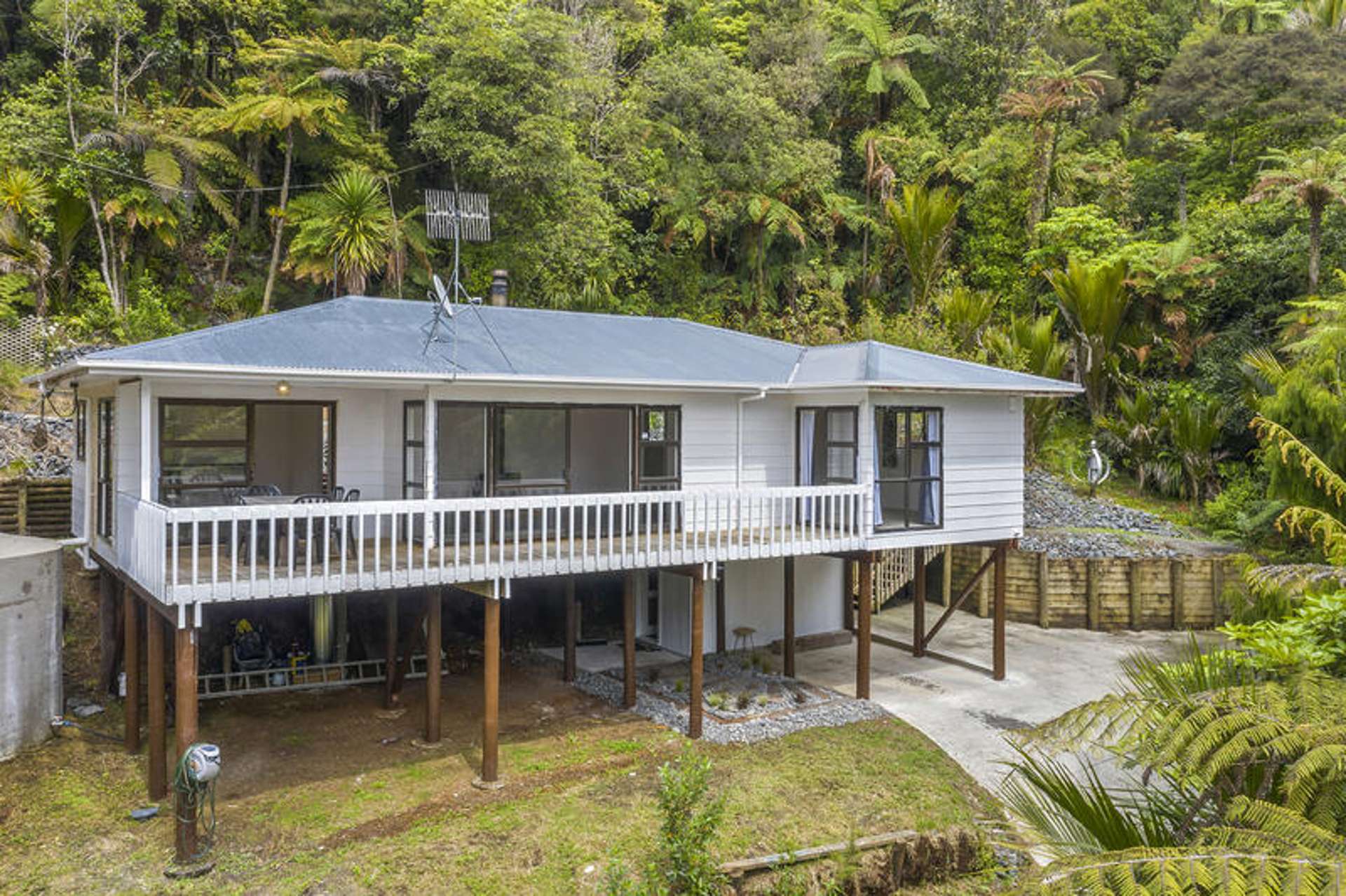 406 Scenic Drive Waiatarua_0