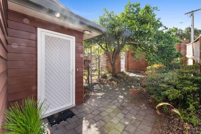 Selling Under CV - Spacious & Sunny DGZ Townhouse