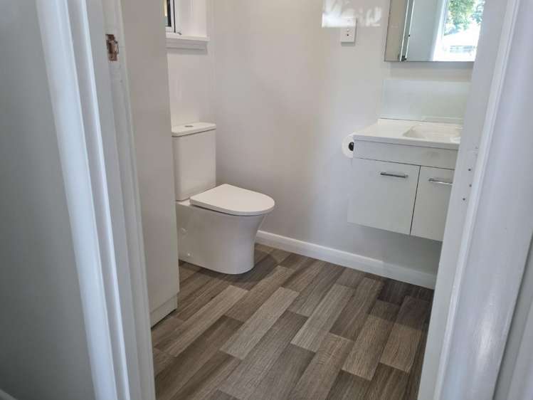 9 Dixon Road 11062_5