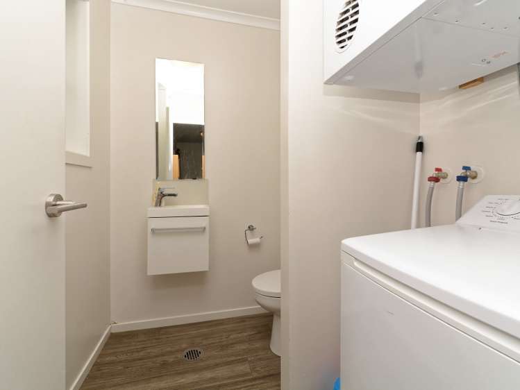 22 Chiefs Court Hamilton East_11